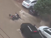 辽宁朝阳暴雨一女外卖员被激流冲走 众人合力救援