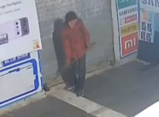印男子假摔骗帮扶后盗窃好心人手机 监控拍下全过程