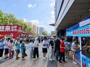 爱心企业收购20万斤西瓜免费发放 助农解暑暖人心