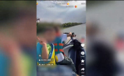 男子无证驾驶摩托艇接孩子放学 危险行为引警方处罚