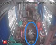 女子乘车途中发病 司机紧急送医 公交车上演生死时速