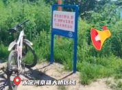 河边10多条警示拦不住野泳者 网红河野泳者说水越深越好