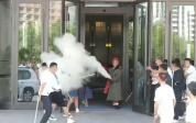 婚闹现场新郎用灭火器狂喷接亲团 婚闹行为引争议