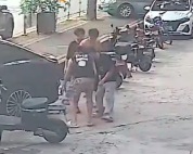 小伙凌晨撞坏路边车等到天亮主动赔偿