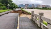 沿河步道遭河水冲刷坍塌20米 暴雨后现垮塌险情