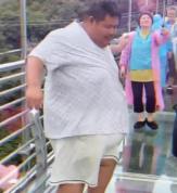343斤网红良子挡道热舞引争议 占道拍摄惹不满
