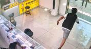 两男子假装买手机趁机抢走4部手机，店家：作案前曾微信联系，警方已立案侦查