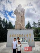 家长带孩子瞻仰杨靖宇将军雕像 传承英雄精神