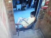 女子卡住电梯门民警劝说数小时 自私行为引发整栋楼困扰