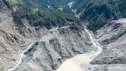 吉隆堰塞湖附近树林被气浪吹光 雪崩加剧险情