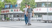 150多米上班路，两名老人接力护送盲人邻居