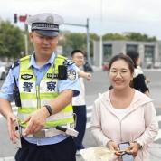 交警上高速指挥守护假期出行顺畅 全力以疏堵保畅