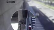 小朋友绘手抄报送武警战士 温情一幕暖人心