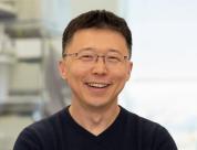 华人科学家张锋祝贺导师获诺奖 科学传承的光辉时刻