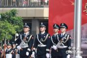 皇岗口岸开通现场举行升旗仪式 市民齐唱国歌