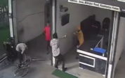 印度一店主在自家店前遭枪杀 两蒙面男子朝店主开多枪后逃离