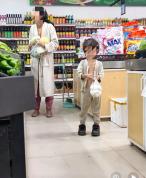 多方回应“男孩衣衫不整随母游荡” 多部门联合救助遇拒