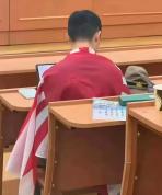 留学生课堂披“旭日旗”，南京人身份激怒网友