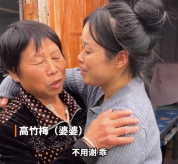 女子父亲去世，婆婆主动提出接回瘫痪亲家母照顾3年