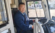 货车窜起明火，公交司机果断停车驰援