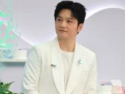 樊振东白西装帅气清爽 球迷热烈欢迎