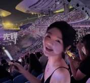 女孩酷似大S现身F4演唱会 意外走红获好评