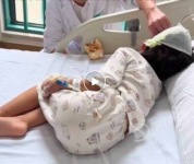“儿科医生辞职去高端私立医院”冲上热搜第一，别用“奉献”绑架医生