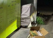 跟小区大爷大妈抢生意：一线年轻人开始半夜卖废品了