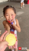 父亲听劝让7岁女儿参加田径比赛 孩子首次参赛就拿下一金一银