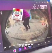 女子车内午休鞋子被大妈捡走被行车记录仪拍下