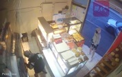 澳面包店遭抢劫 劫匪用面包袭击店主