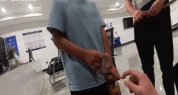 男孩偷拿超市饮料被爸爸送进派出所 民警全程神配合：带他感受手铐的重量，并陪男孩跟店主道歉