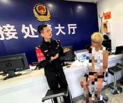 民警将手机拔卡断网保住市民存款 警惕贪念成骗子帮凶