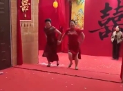 婚礼散场喜婆婆把鞋踢飞卡房顶上，网友评论：鞋子上房，喜气洋洋