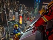 香港中环吊篮坠落2工人被困 紧急救援成功解救