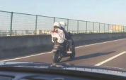 一对男女骑电动车高速狂飙时速120