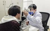 56岁奶奶每天等孙子孙女睡着后关灯刷手机到凌晨，视力严重受损仅剩0.1
