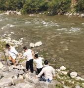 两兄弟钓鱼落水 一人不幸离世 急流中救援未果