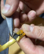 女子金手镯剪开发现大量黑色物质 3D硬金工艺引关注
