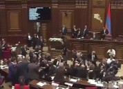 亚美尼亚议会爆发群殴，执政党与反对党议员互殴，有人投掷椅子、有议员被打得鼻青脸肿