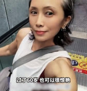 62岁阿姨头发花白却拥有薄肌身材：都是自己自学的，没有请过私教