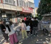 卤蛋店排长队一天卖3000多个 老顾客劝退打卡热