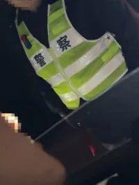 交警执法现场有人用手电筒爆闪司机