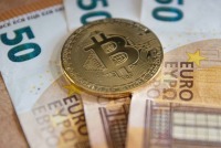 Steam免费游戏含加密货币欺诈被下架 玩家质疑官方动作迟缓