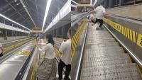 女子乘扶梯拍照不慎踩空瞬间滚落，网友：扶梯是要扶的