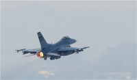 美军一架F16飞行中油箱掉落 战机安全返航无人员伤亡