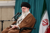 伊朗总统莱希遗体运抵大不里士，大量当地民众在清真寺外悼念 哈梅内伊哀悼逝世领导人