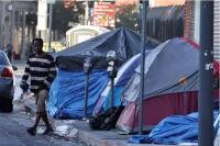 美国最高法院判决：允许各地禁止无家可归者户外露宿，引发争议与挑战