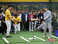 大陆高校师生参访团体验棒球运动 两岸交流新亮点