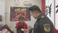 绝味鸭脖22人伪造健康证被查 店长为图方便省事